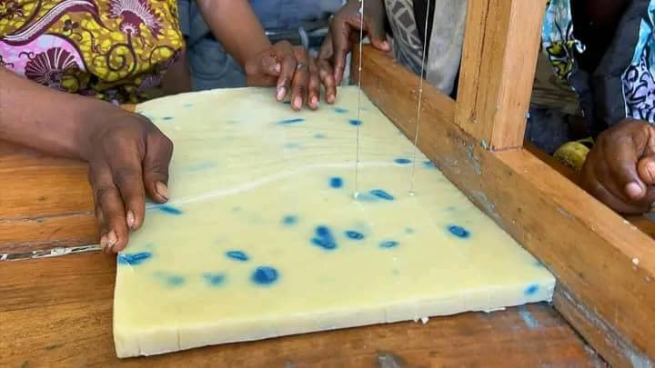 Formation en savonnerie artisanale – OSPDU Des femmes fabriquant du savon artisanal dans le cadre d’un projet d’autonomisation économique initié par l’OSPDU