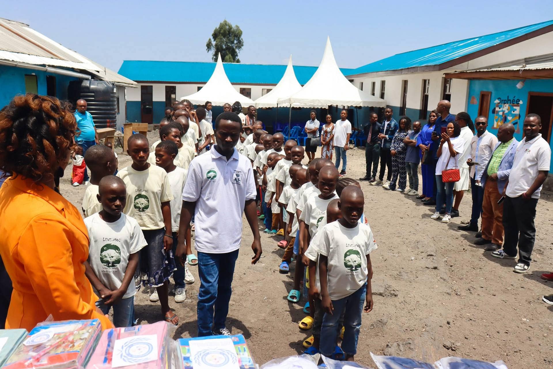 Distribution de fournitures scolaires aux enfants vulnérables – OSPDU engagé pour un monde équitable Distribution de kits scolaires aux enfants vulnérables par l'OSPDU pour promouvoir l'accès à l'éducation